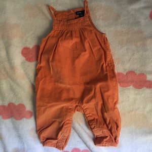 Button gap pants